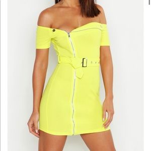 BOOHOO- Belted Zip Up Dress